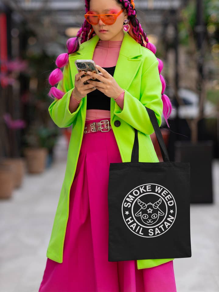 Goth Alt boekentas, draagtas, Smoke Weed Hail Satan voor wholesale door Wickedly Divine Shop