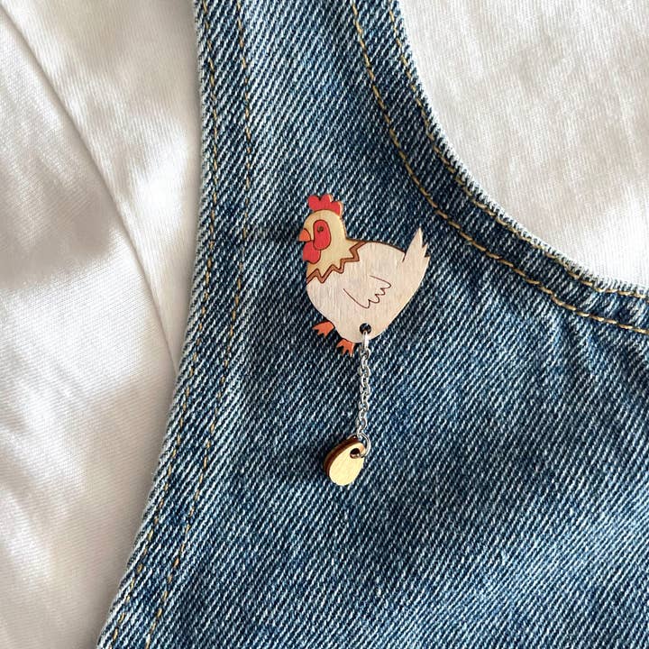Houten broche: kip met gouden eieren voor wholesale door Poppin' Tags Design
