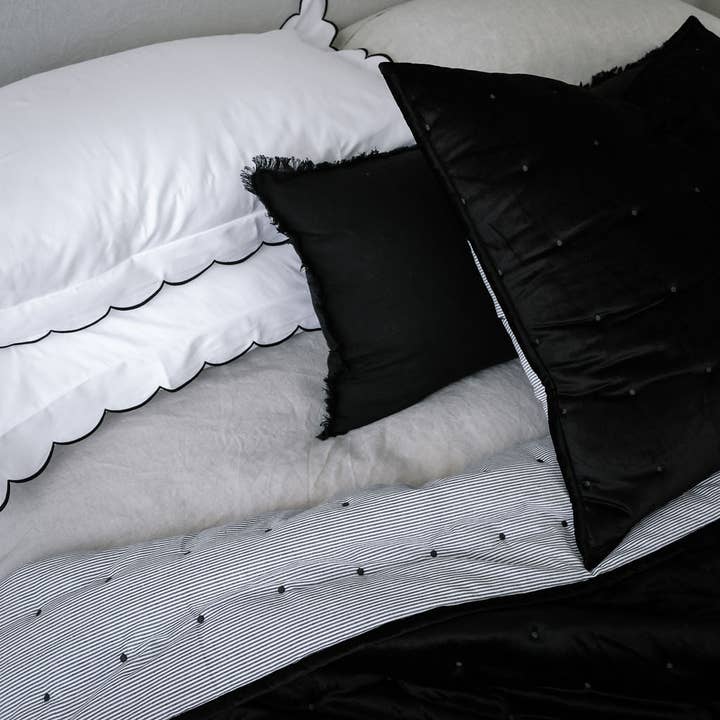 Fijn zwart katoenen fluwelen kussenhoesje voor wholesale door Her Shed Home Linens