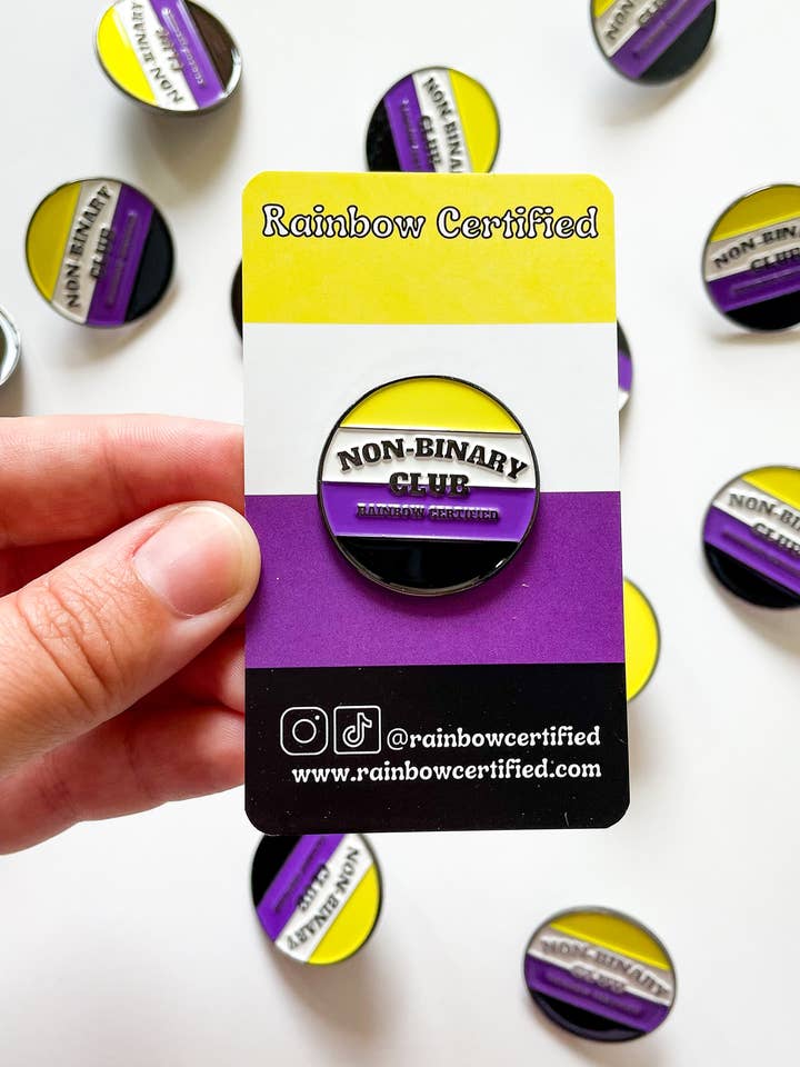 Broche Pride Club non binaire pour la vente par Rainbow Certified