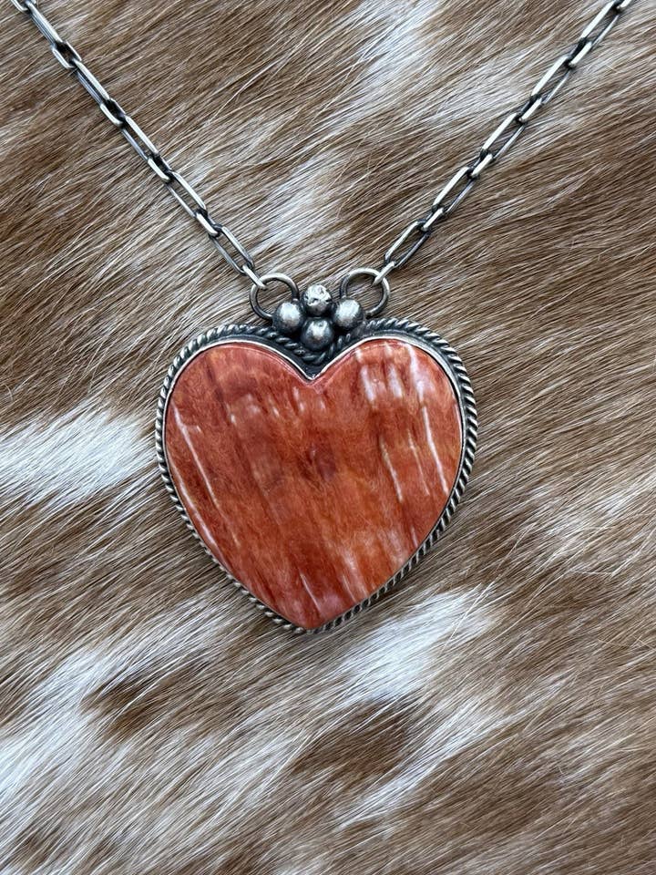 Navajo handgefertigte Halskette aus Sterlingsilber mit rotem Spiny Oyster in Herzform, 20” für den Großhandel von Native City Jewelry