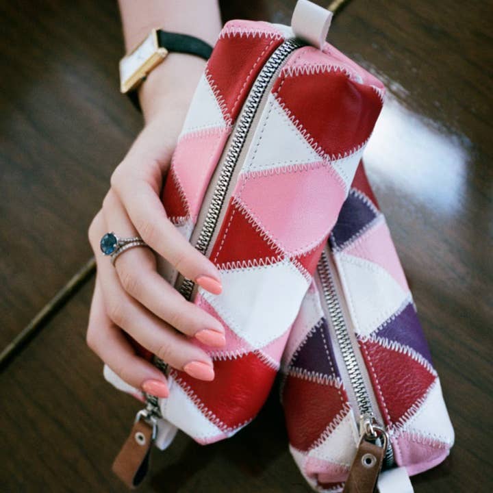 Trousse à crayons recyclée – Violet/Rose pour la vente par Claire Akkan