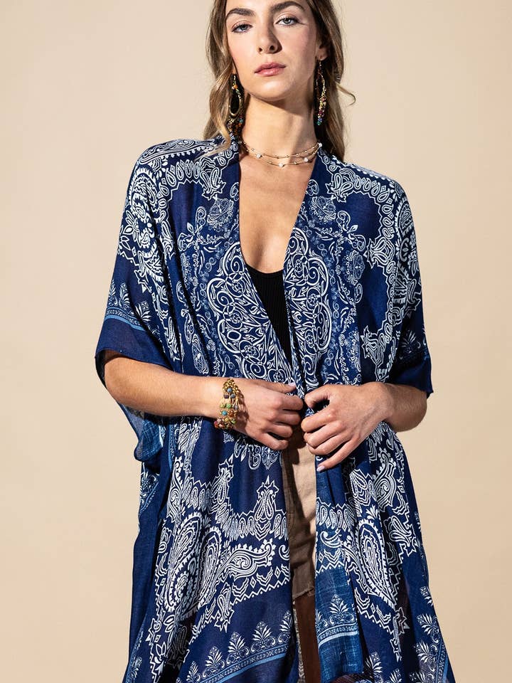 Kimono en viscose à mandala indigo pour la vente par Urbanista