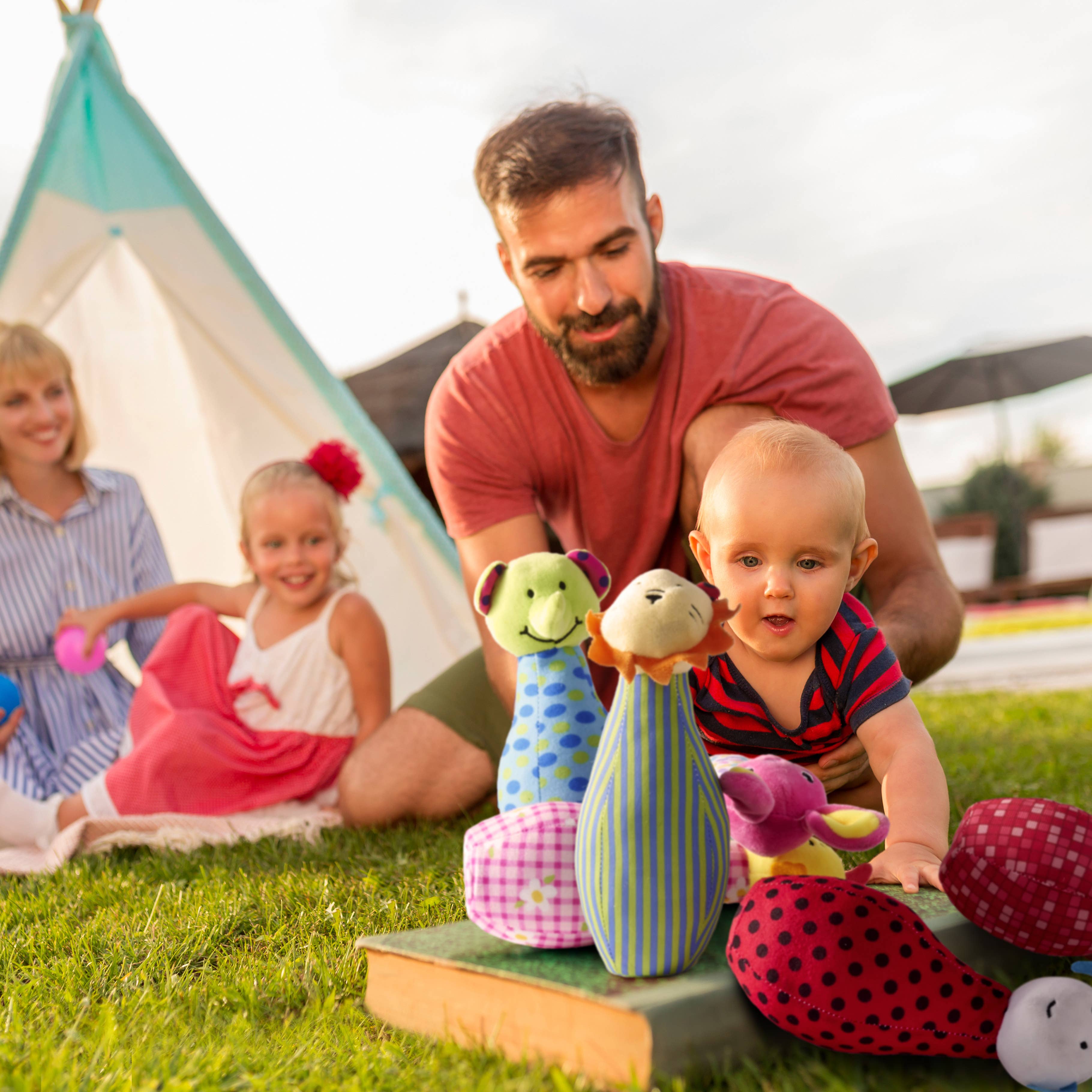 The Twiddlers - Vente Peluche – enfant et bébé - Set de bowling en peluche 6 quilles, quilles d’animaux en peluche avec balle1