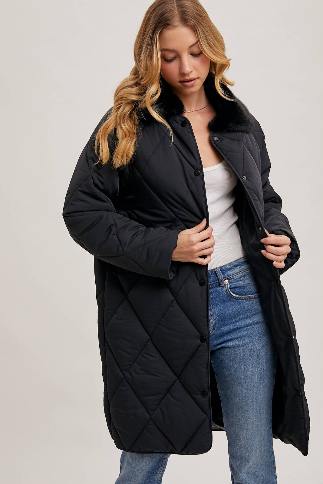 Bluivy - Wholesale Pufferjack - Dames - GEWATTEERDE MIDI-PUFFERJAS MET KRAAG VAN IMITATIEBONT EN KNOOPSLUITING0