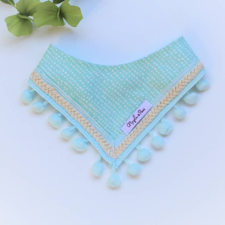 Bandana pour chien The Minty Fresh pour la vente par Maple & Paws