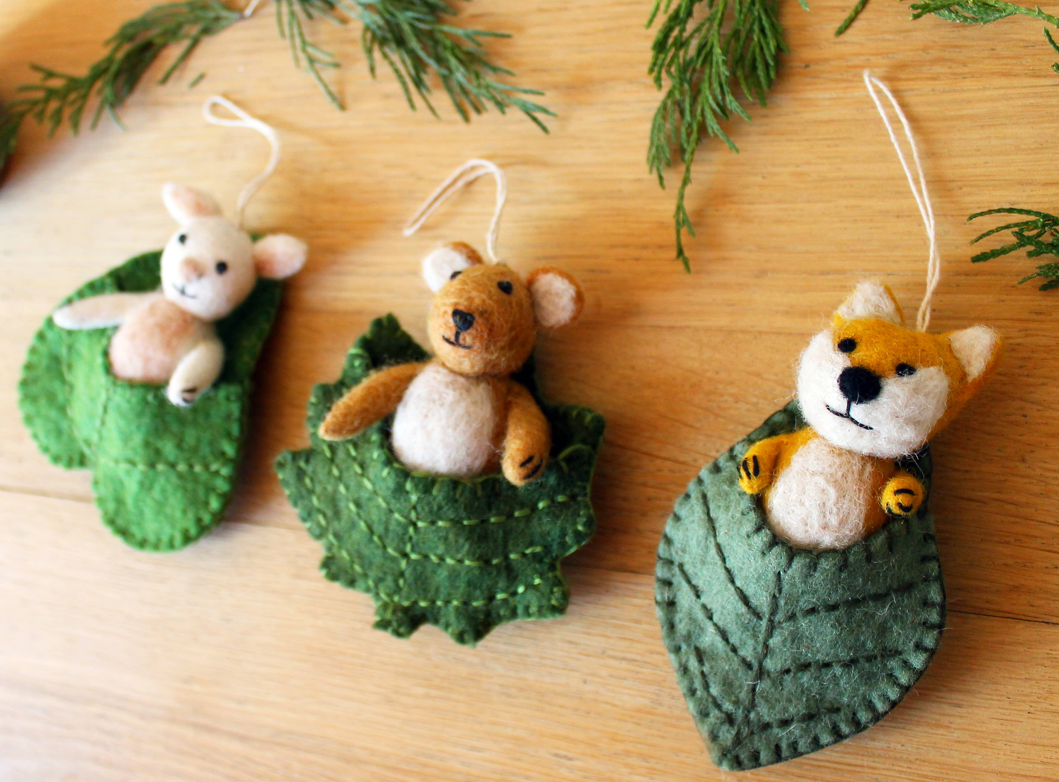 Fiona Walker England - Wholesale Christmas Decoration - Animals in Leaves Hanging Decorations - 3 Designs1