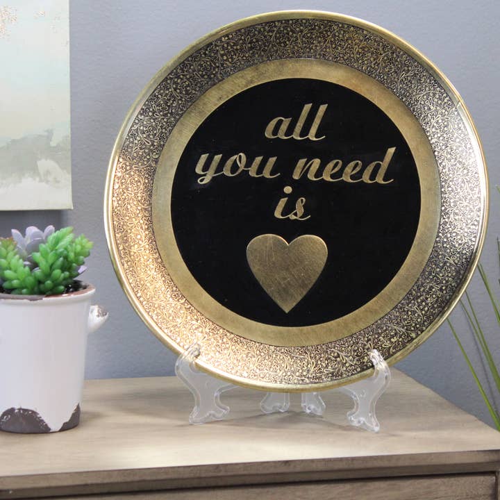 Plaque décorative murale en laiton Natural Geo All You Need is Love pour la vente par Natural Geo