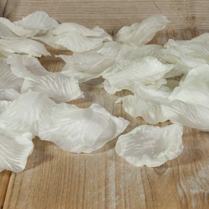 Ivoor Rozenblaadjes - 100 Stuks van Synthetische Zijde voor wholesale door kadopapier.net