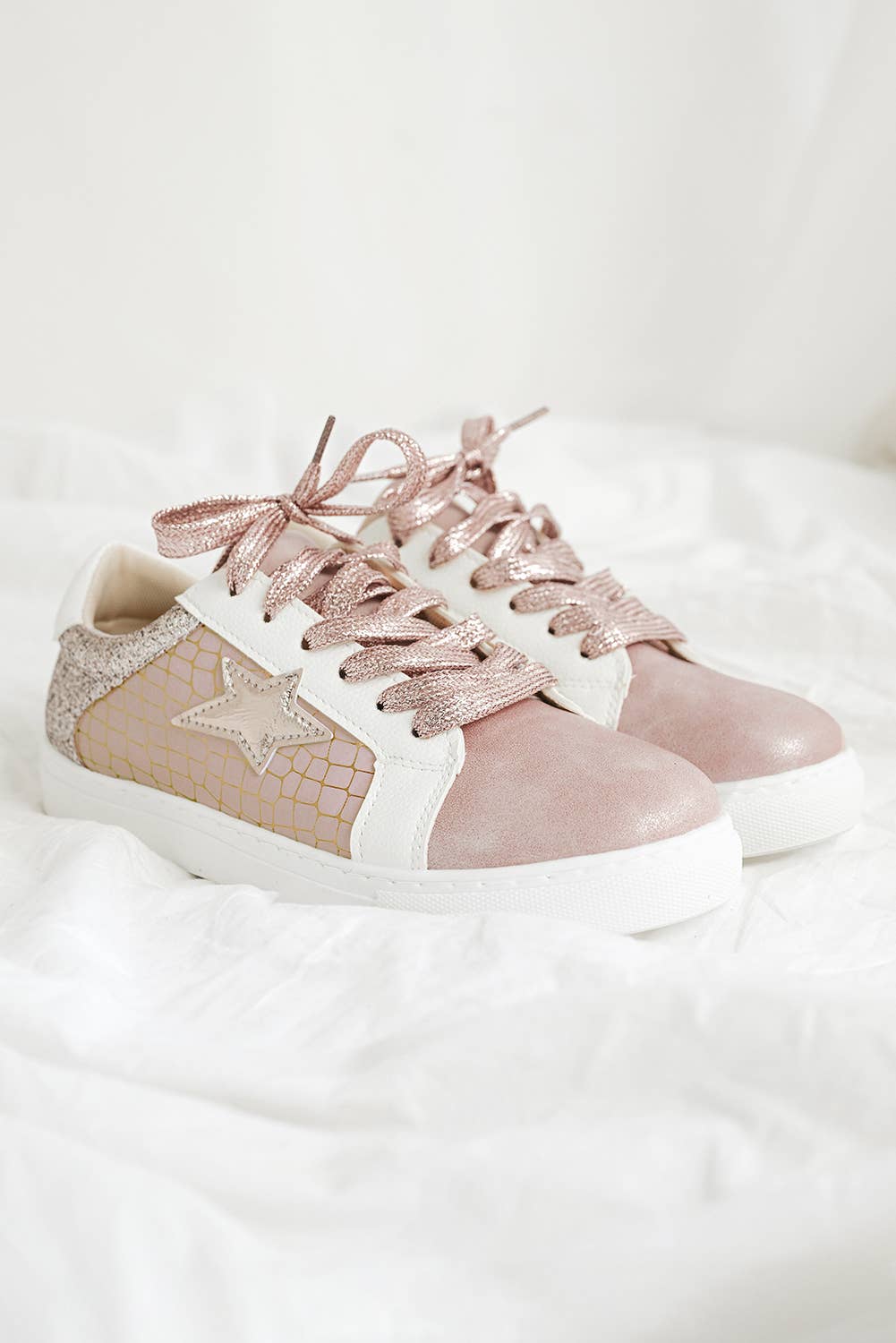 Aapparella - Vente Baskets tendance – femme - Baskets à lacets en PU avec patch étoile pailletée | US6-104