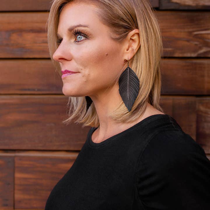 Inspired by Jenna - Vente Boucles d'oreilles pendantes - Boucles d'oreilles plumes en cuir noir (4 tailles)