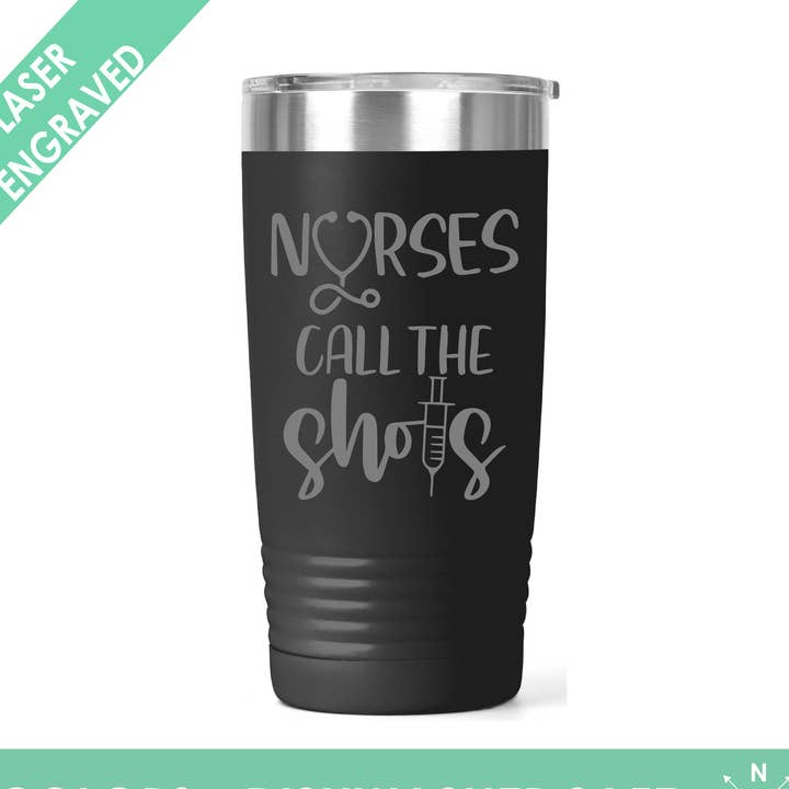 Rufen Sie die Schüsse.. Krankenschwester Spruch Polar CamelTumbler für den Großhandel von Northern Country Girl Designs, LLC
