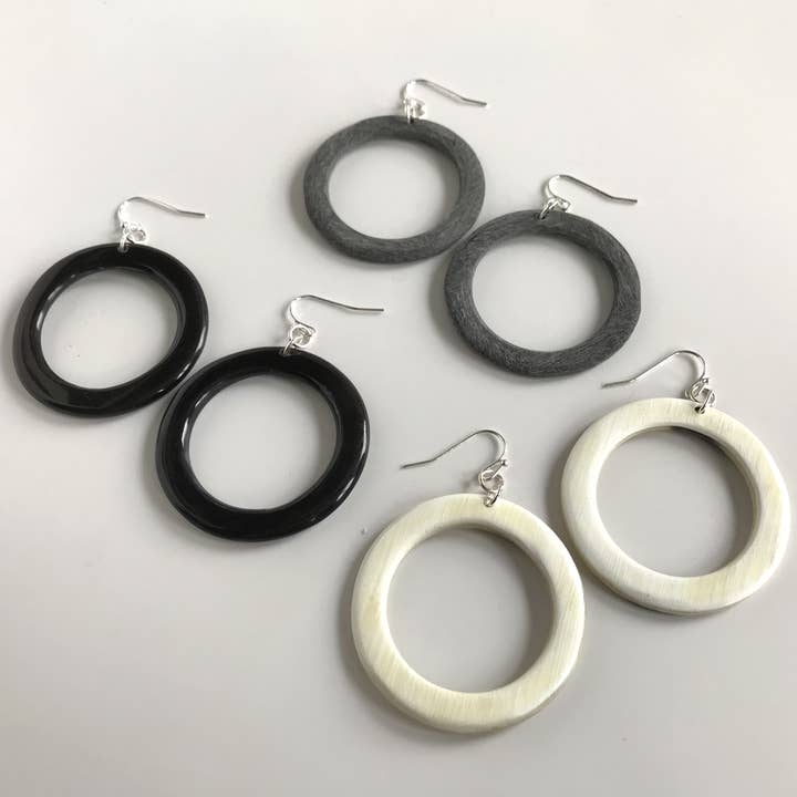 Boucles d'oreilles en corne sculptée à la main SML pour la vente par Belart Fair Trade