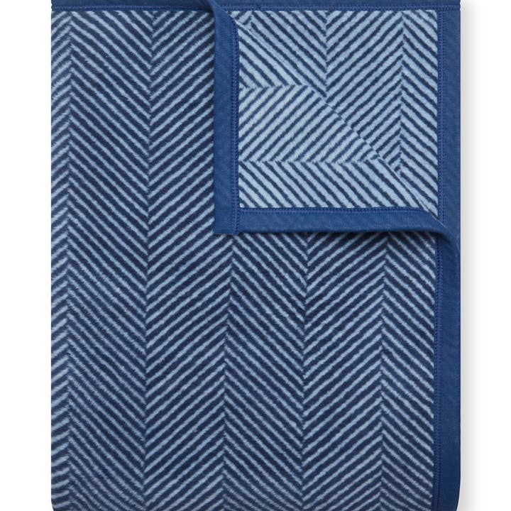 ChappyWrap – wholesale Throw blanket – Harborview Herringbone Navy Blanket8