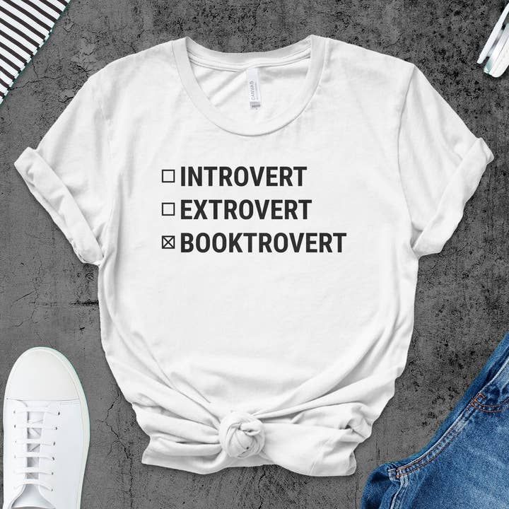 Unisex T-Shirt für Buchliebhaber, lustiges Introvertiert-Extrovertiert Booktrovert Shirt, lässige Baumwollkleidung für Leseratten, Geschenk für Bibliophile für den Großhandel von FreakyTeeFactory