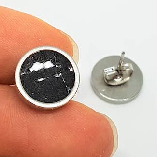 Clous d'oreilles en acier inoxydable - liège noir avec feuille d'argent pour la vente par Happy Crowns