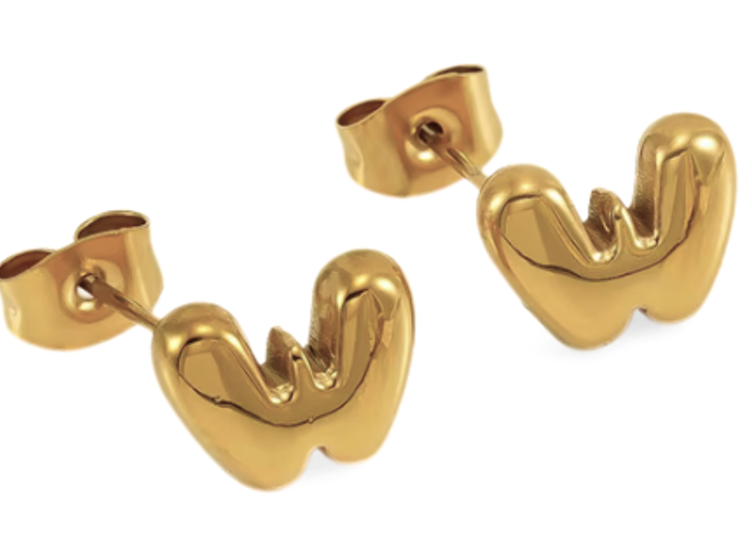 Gult guld HoopLa boblebogstav mini ørestikker i stål med 18K guld for engroshandel på Faire24