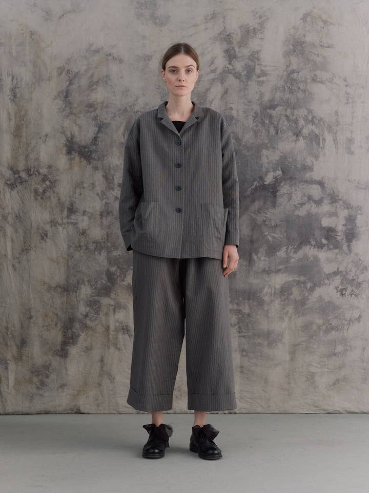 Veste grise à rayures avec poches pour la vente par muku