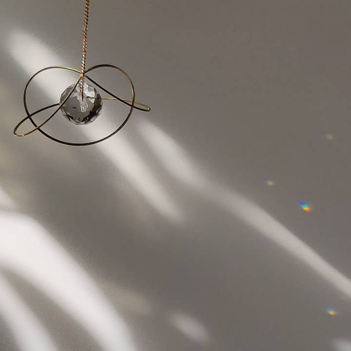 Atelier Intuitive - Vendita all'ingrosso Acchiappasole - ETHER • Meditativo acchiappaluce in ottone e cristallo3