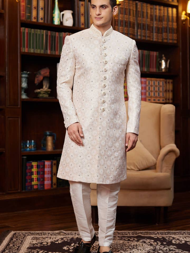 Sherwani tradicional indo occidental de seda jacquard dorado melocotón, kurta larga y pantalón para hombre para boda - Trabajo de bordado para venta al por mayor de HATKE BRIDE