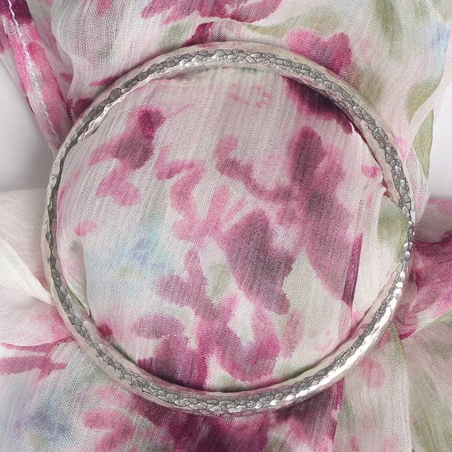 Lille ensfarvet tørklædering i hamret tinn-look for engroshandel hos Glover & Smith