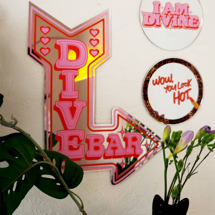 Printed Weird - Wholesale Muurspiegel - Retro spiegel met dive bar-pijl (2 maten)