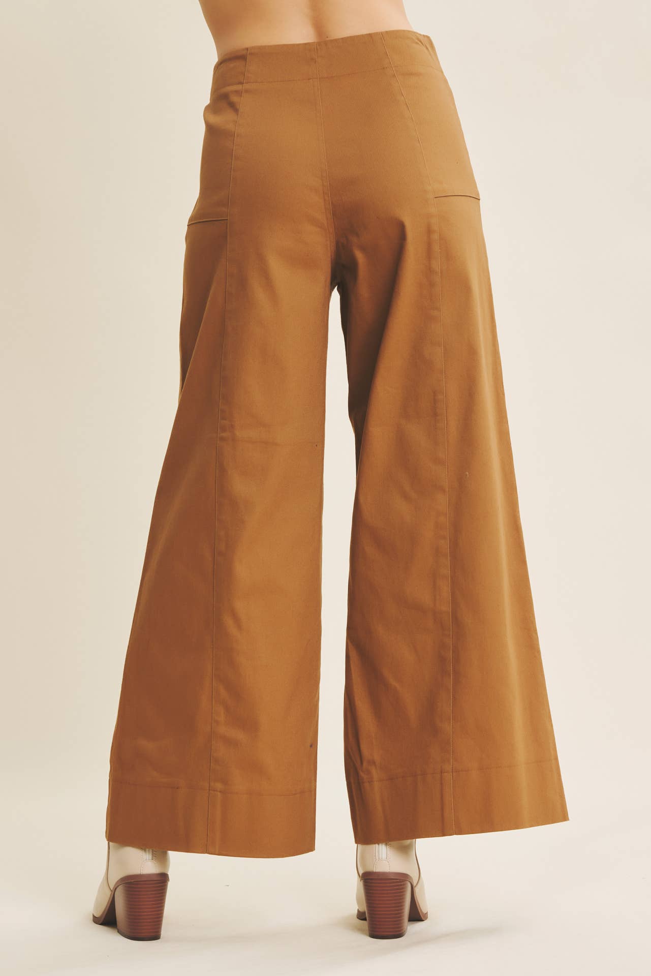 in february – Calças - Mulher por atacado – CALÇAS ESSENCIAIS DO DIA A DIA ELÁSTICAS DE PERNA LARGA E COMPRIMENTO ATÉ AO TORNOZELO20