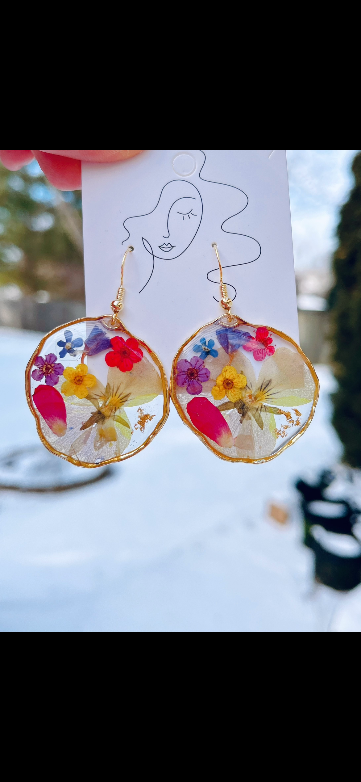 Daisy Moon by Hillerland - Wholesale Hangende/ronde oorbellen - Handgemaakte oorbellen van hars met gedroogde bloemen0