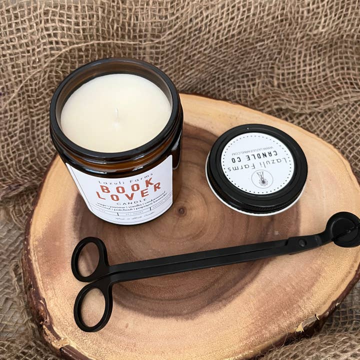 Bücherliebhaber-Kerze | Natürliche Sojawachskerze | Sandelholz Salbei Moschus Papaya Jasmin Wintergrün für den Großhandel von Lazuli Farms