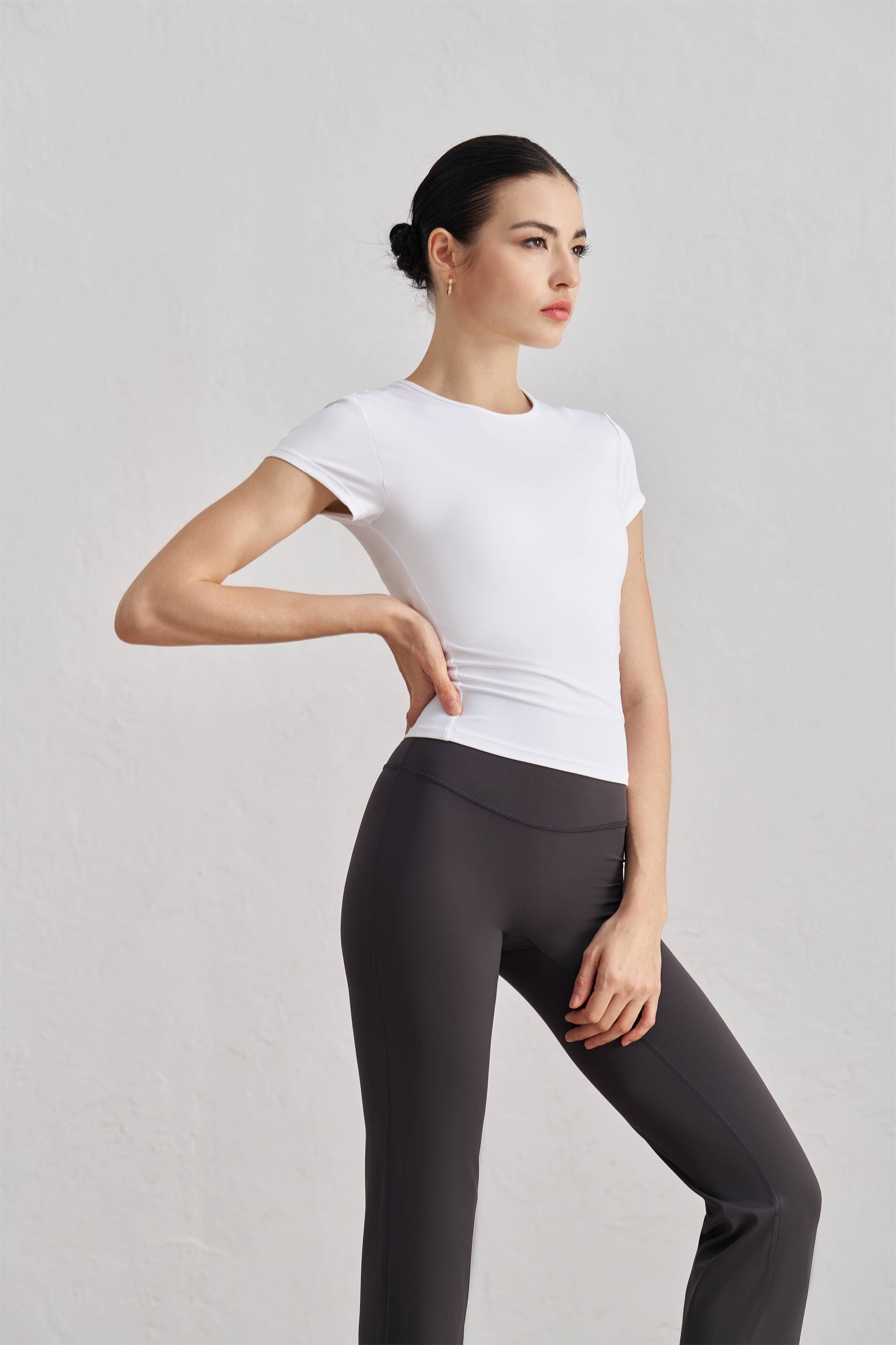 91thelabel - Vente Haut de sport – femme - T-shirt de sport sculpté à col rond et manches courtes Tessa8