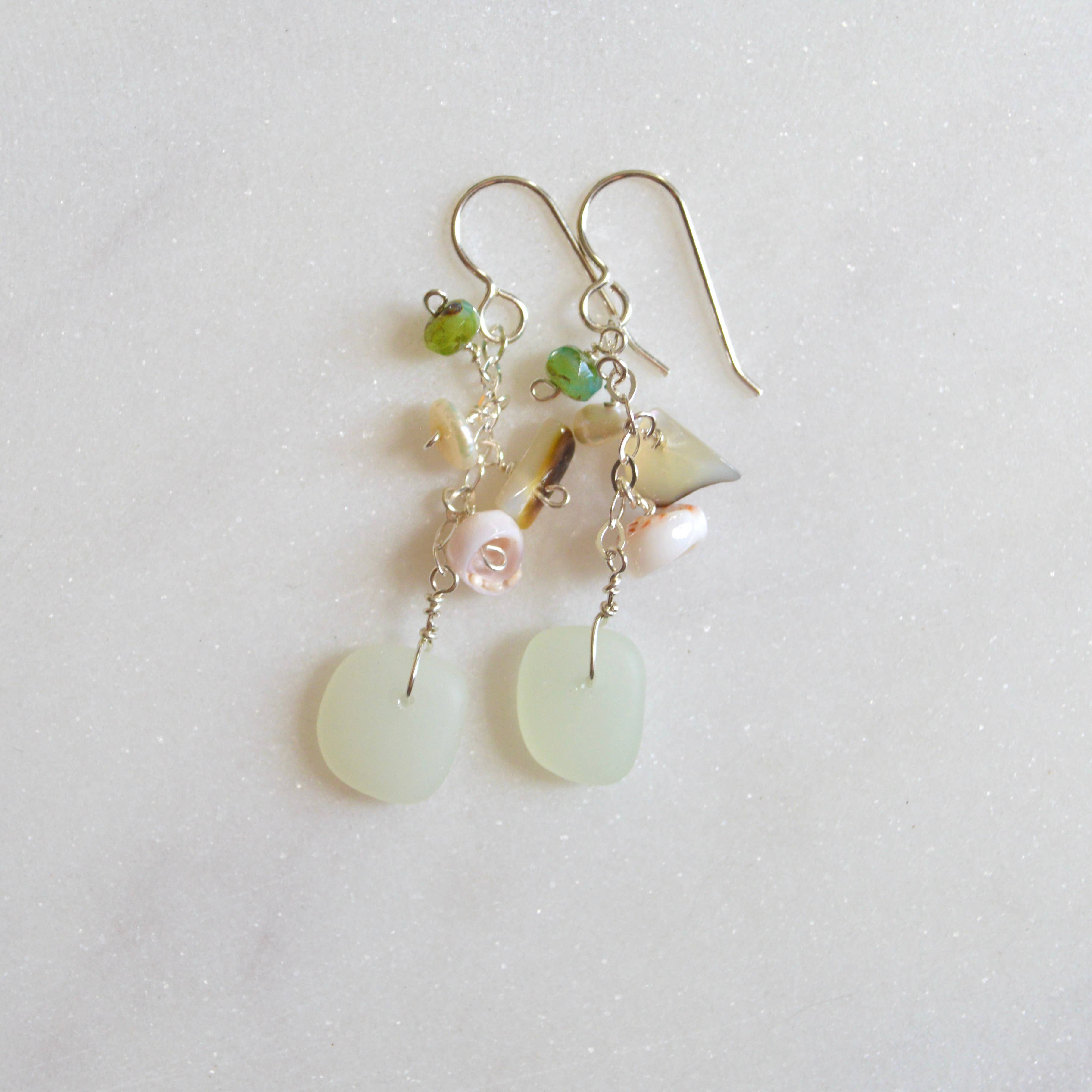 Salty But Sweet – Großhandel Ohrhänger – Opake Ohrringe mit schaumgrünem Glas und Muscheln5