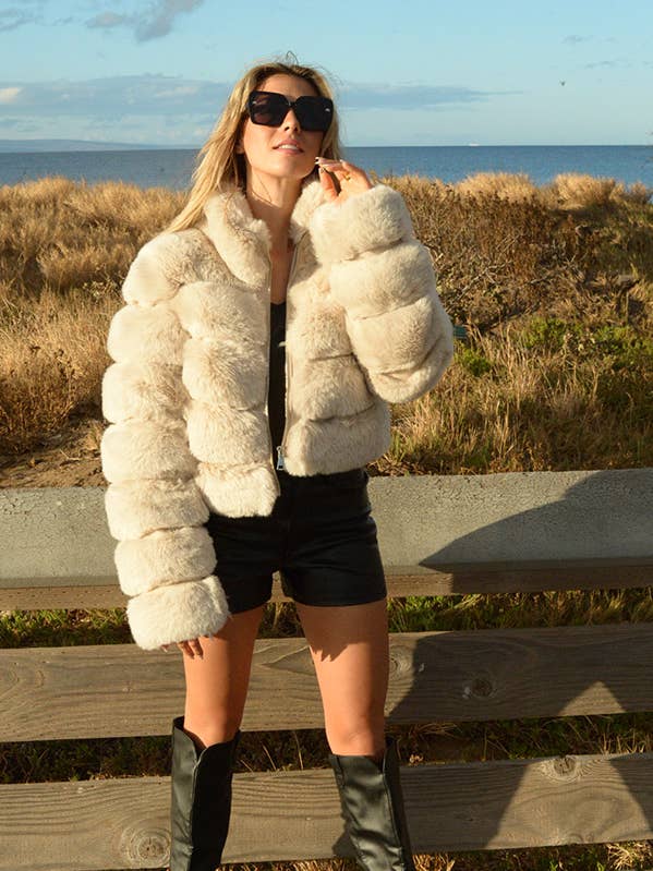 VESTE COURTE EN FAUSSE FOURRURE -JLA1254 pour la vente par Ambiente