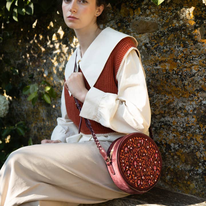 Fable England – Großhandel Umhängetasche - Damen – Magische Pilz bestickte runde Samttasche – US, UK & EU2