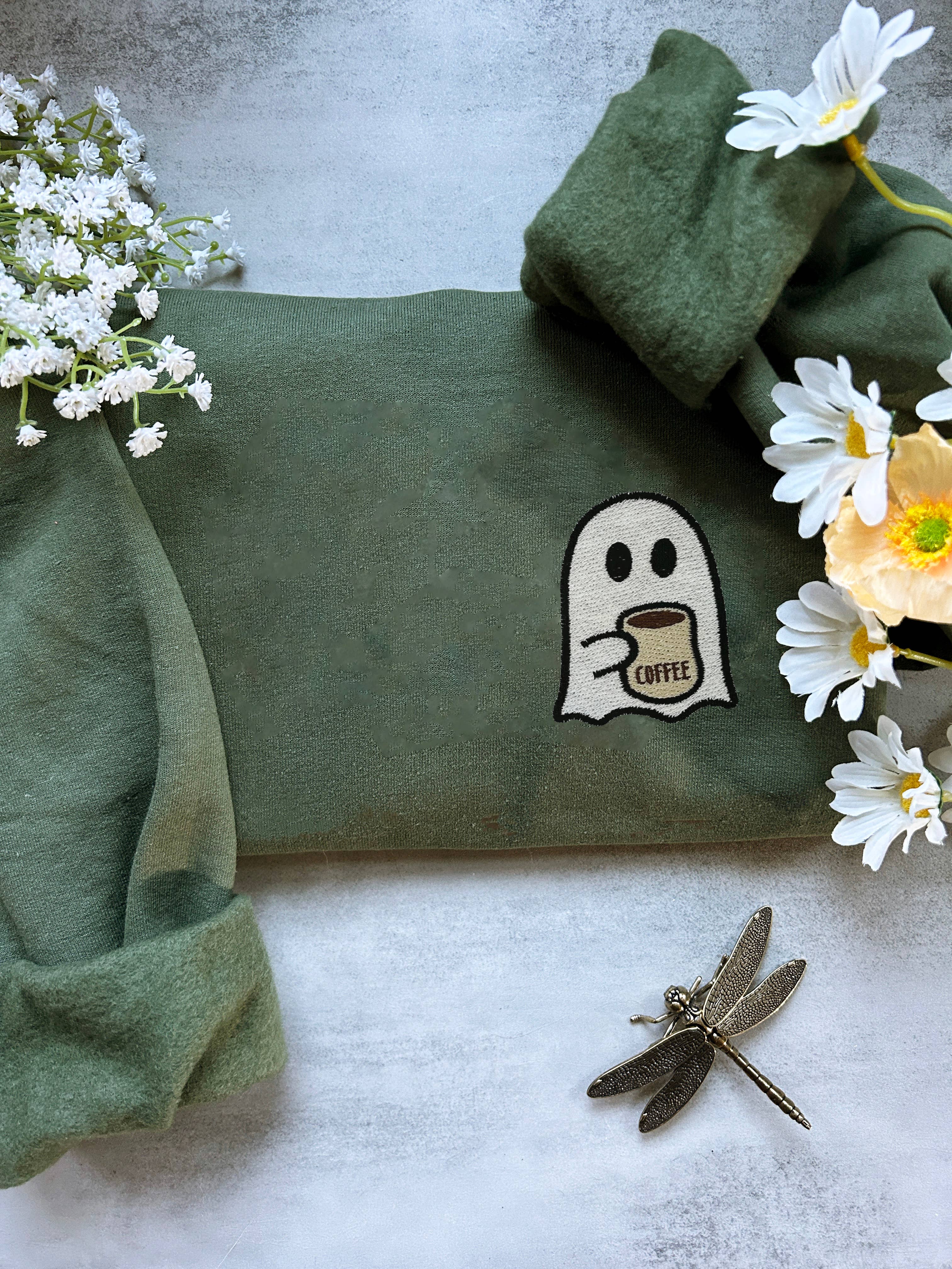 Plantiful Design Co - Wholesale Sweatshirt - Dames - Geborduurd sweatshirt met Halloween-spookkoffie2