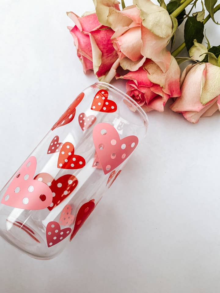 Valentins kærlighedshjerte glas øldåseglas med bambuslåg og sugerør for engroshandel hos Dottie Wombat