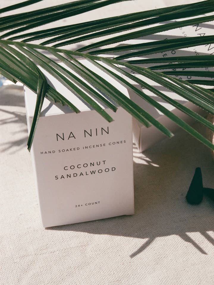 Wierookkegels van kokosnoot en sandelhout voor wholesale door Na Nin