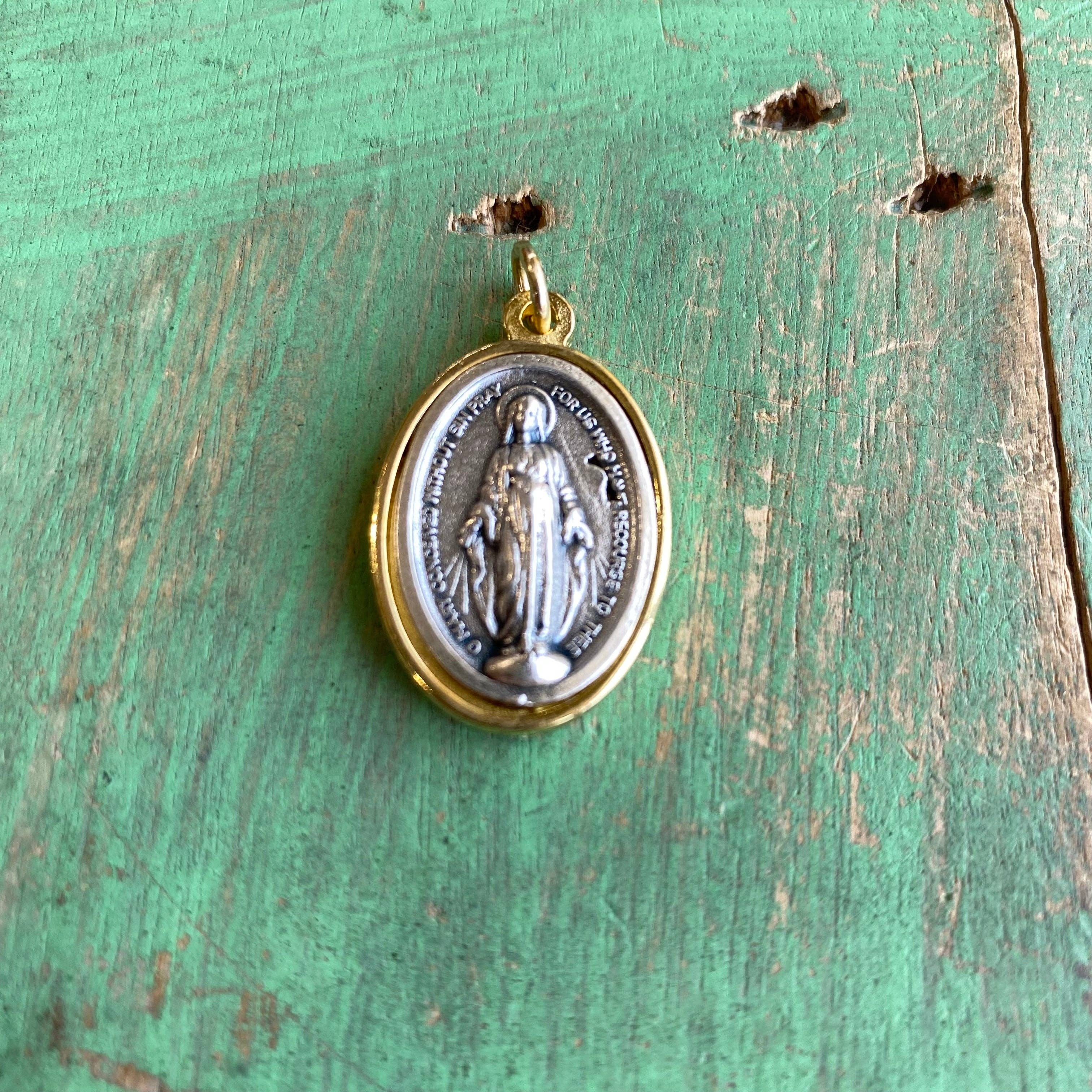 Love and Honor Jesus LLC - Wholesale Individuele bedel/hanger - Italiaanse ovale tweekleurige devotionele medailles5