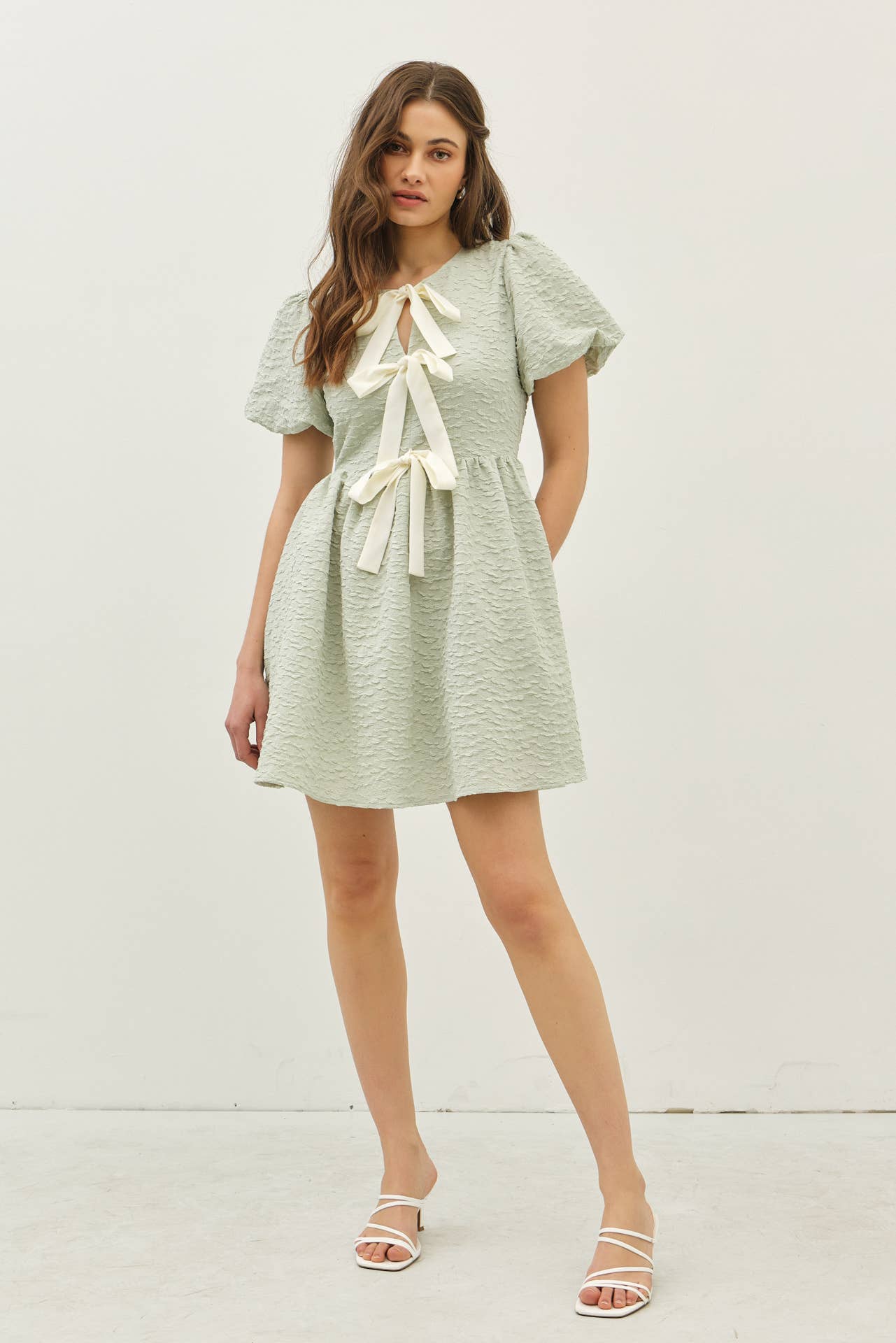 idem ditto – Großhandel Kleid – Damen – Mini-Kleid mit Bubbel-Textur, Schleifen-Detail vorne und Puffärmeln13