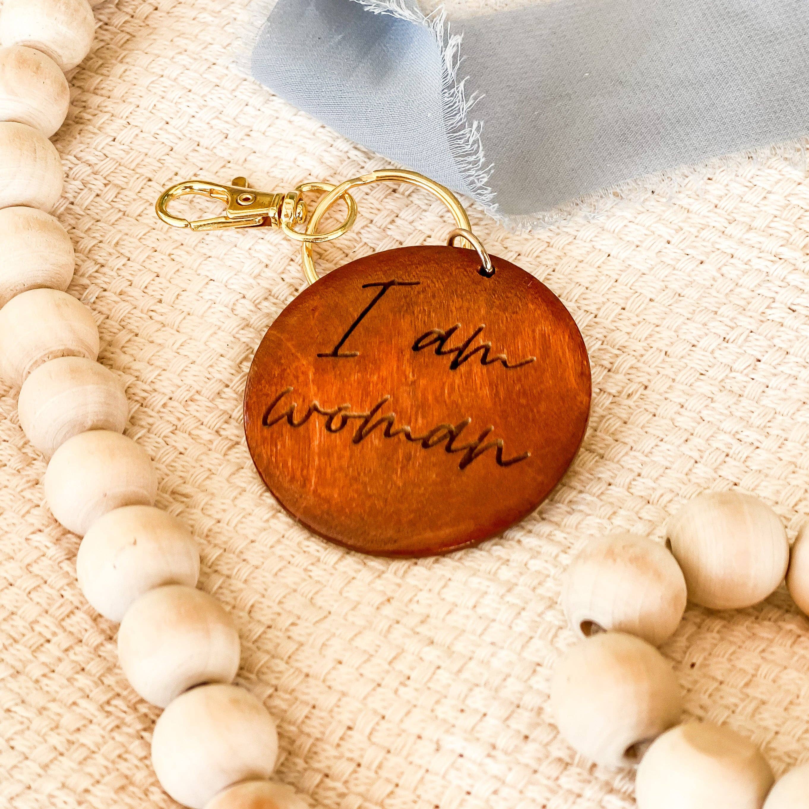 The Joyful Bee Co - Vente Porte-clés – femme - Porte-clés en bois doré gravé I Am Woman2