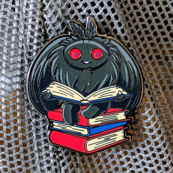 Spilla in smalto Mothman che legge un libro - 3,8 cm per la vendita all'ingrosso da parte di Mimic Gaming Co