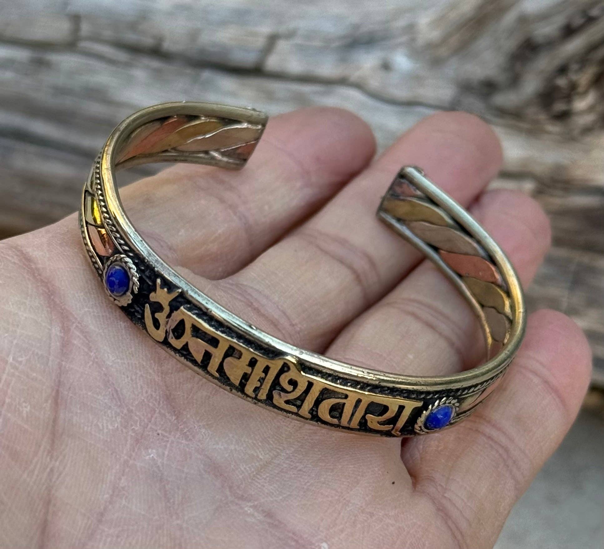 Lungta Imports - Vendita all'ingrosso Bracciale a polsino - Bracciale "Om Namah Shivaya" in 3 Metalli - Fatto a Mano in Nepal6