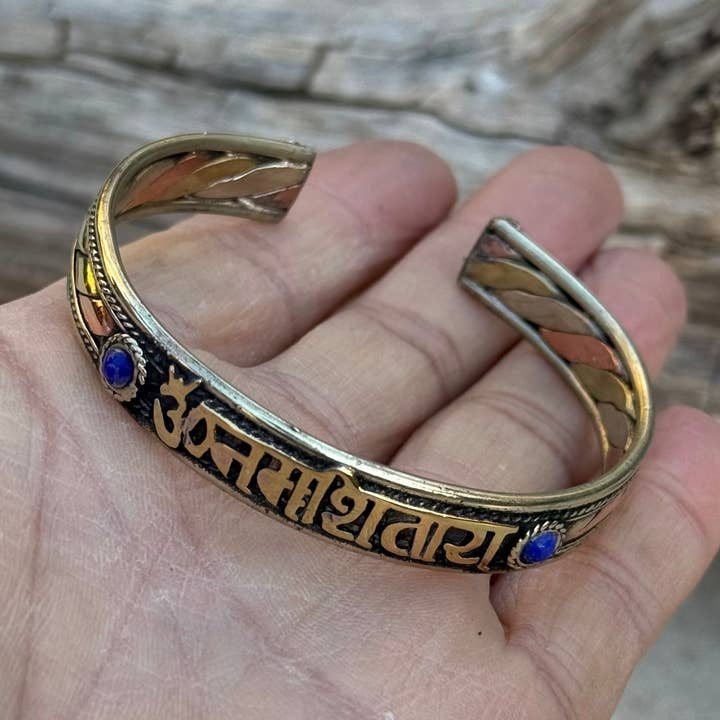 Lungta Imports - Vendita all'ingrosso Bracciale a polsino - Bracciale "Om Namah Shivaya" in 3 Metalli - Fatto a Mano in Nepal6
