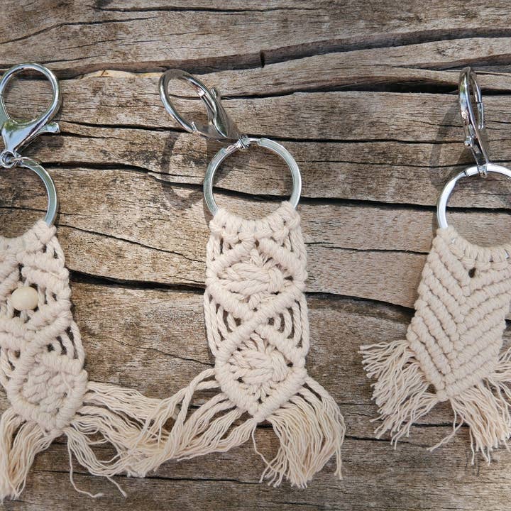 Chaveiro ou joia para bolsa em macramê de algodão bege por atacado de Boutique Bohème