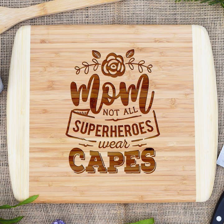 Mama Niet alle superhelden dragen capes tweekleurige snijplank voor wholesale door Our Board Boutique