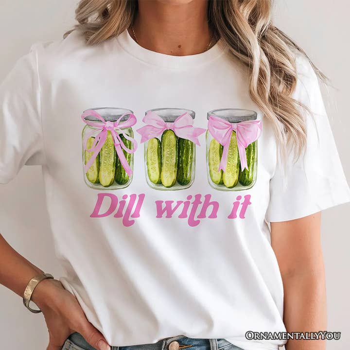 Maglietta Divertente Coquette Dill With It, T-Shirt Bianca per Amanti dei Cetriolini per la vendita all'ingrosso da parte di OrnamentallyYou