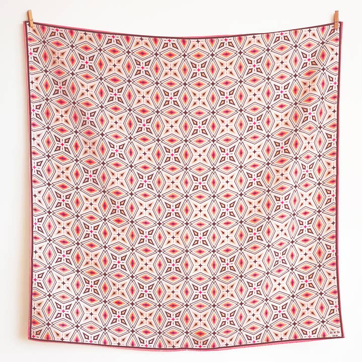 Deseta Design – Großhandel Schal – Unisex – Geometrischer Meskel-Seidenschal mit äthiopischem Muster — Schwarz und Rosa1