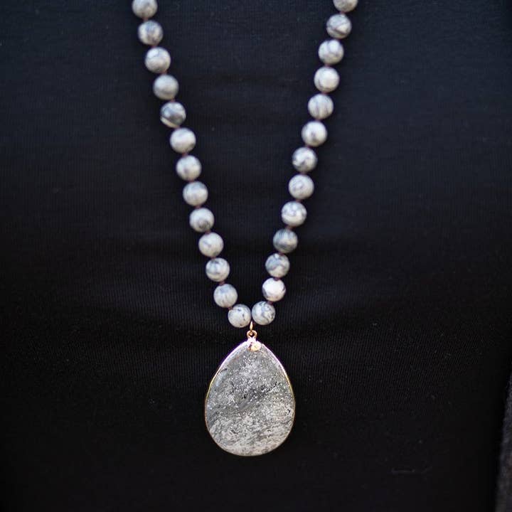 Collier avec pendentif en perles de jaspe gris pour la vente par Elle Brands LLC