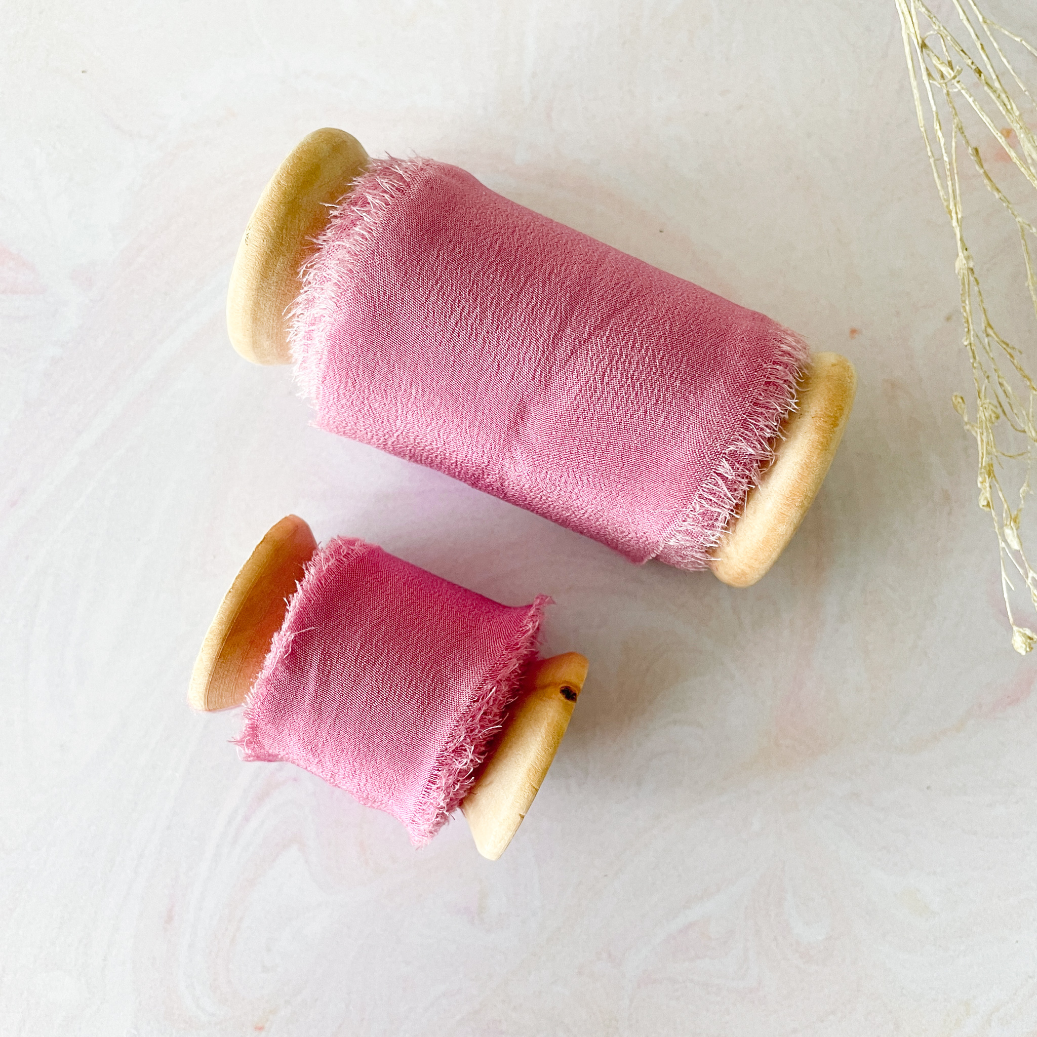 The Natural Paper Company - Vente Ruban – emballage cadeau - Ruban en soie rose framboise doux | Soie à bord brut sur bobine3