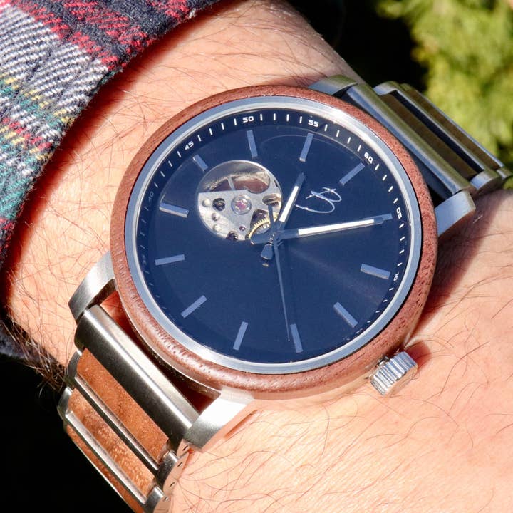 Bureur i mørketræ for engroshandel hos Mathieu Blanchard