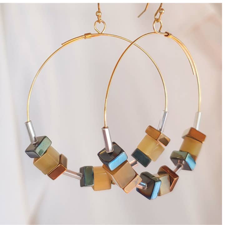 Cerceaux avec cube de cristal - Mélange de bronze pour la vente par Beauty In Stone Jewelry